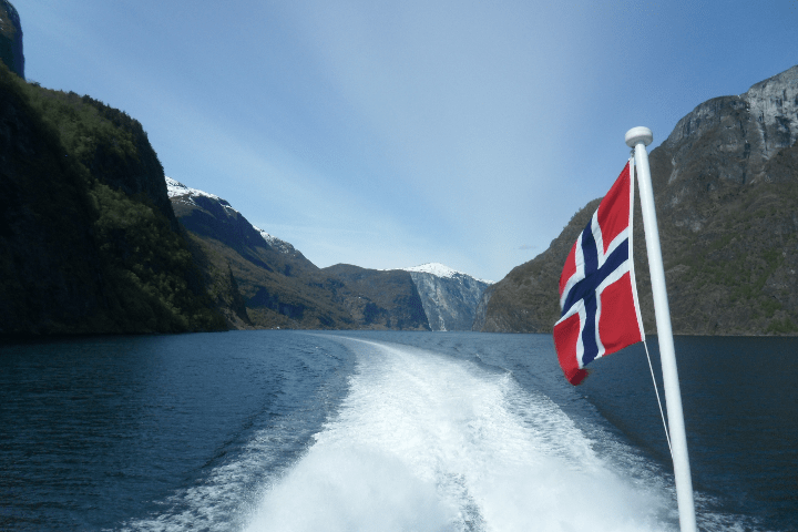 Photo of a Norwegian flag attached to a boat